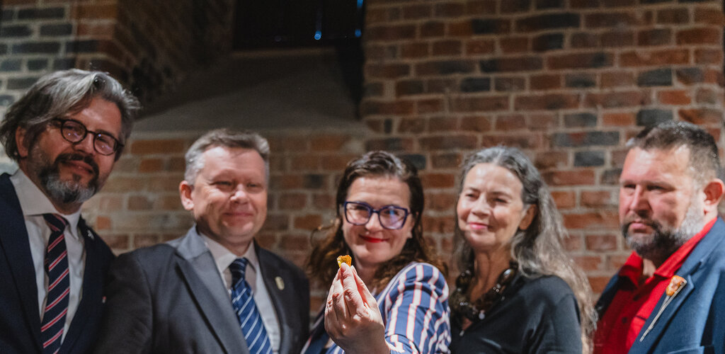 Od lewej stoją: Paweł Golak, dyrektor Hevelianum, Waldemar Ossowski, dyrektor Muzeum Gdańska, Aleksandra Dulkiewicz, prezydent Gdańska, Lidia Popiel, ambasadorka bursztynu i Robert Pytlos, pełnomocnik prezydenta ds. bursztynu, który znalazł bryłkę, która poleci w kosmos. 