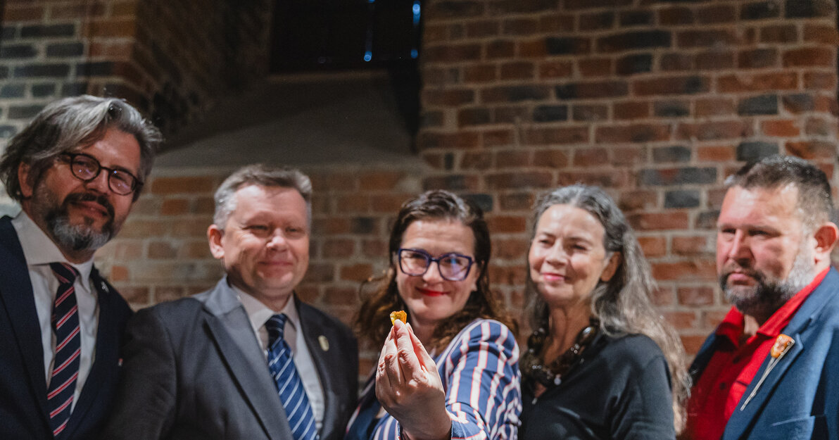 Od lewej stoją: Paweł Golak, dyrektor Hevelianum, Waldemar Ossowski, dyrektor Muzeum Gdańska, Aleksandra Dulkiewicz, prezydent Gdańska, Lidia Popiel, ambasadorka bursztynu i Robert Pytlos, pełnomocnik prezydenta ds. bursztynu, który znalazł bryłkę, która poleci w kosmos. 