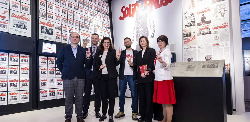 Od lewej strony stoją: Basil Kerski, dyrektor Europejskiego Centrum Solidarności, Robert Piaskowski, dyrektor Narodowego Centrum Kultury, Aleksandra Dulkiewicz, prezydent Gdańska, Karol Gzyl, wiceprezes Fundacji Gdańskiej, Magdalena Mistat, zastępczyni dyrektora ECS, główna koordynatorka Święta Wolności i Praw Obywatelskich, Magdalena Charkin-Jaszcza, kierowniczka Zespołu Międzynarodowego ECS, koordynatorka XI Międzynarodowego Forum „Europa z widokiem na przyszłość”. Parlament słowa.
