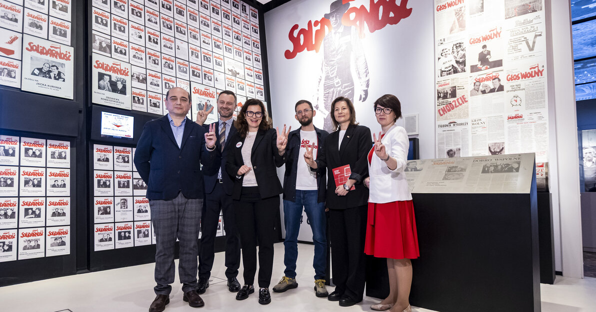 Od lewej strony stoją: Basil Kerski, dyrektor Europejskiego Centrum Solidarności, Robert Piaskowski, dyrektor Narodowego Centrum Kultury, Aleksandra Dulkiewicz, prezydent Gdańska, Karol Gzyl, wiceprezes Fundacji Gdańskiej, Magdalena Mistat, zastępczyni dyrektora ECS, główna koordynatorka Święta Wolności i Praw Obywatelskich, Magdalena Charkin-Jaszcza, kierowniczka Zespołu Międzynarodowego ECS, koordynatorka XI Międzynarodowego Forum „Europa z widokiem na przyszłość”. Parlament słowa.

