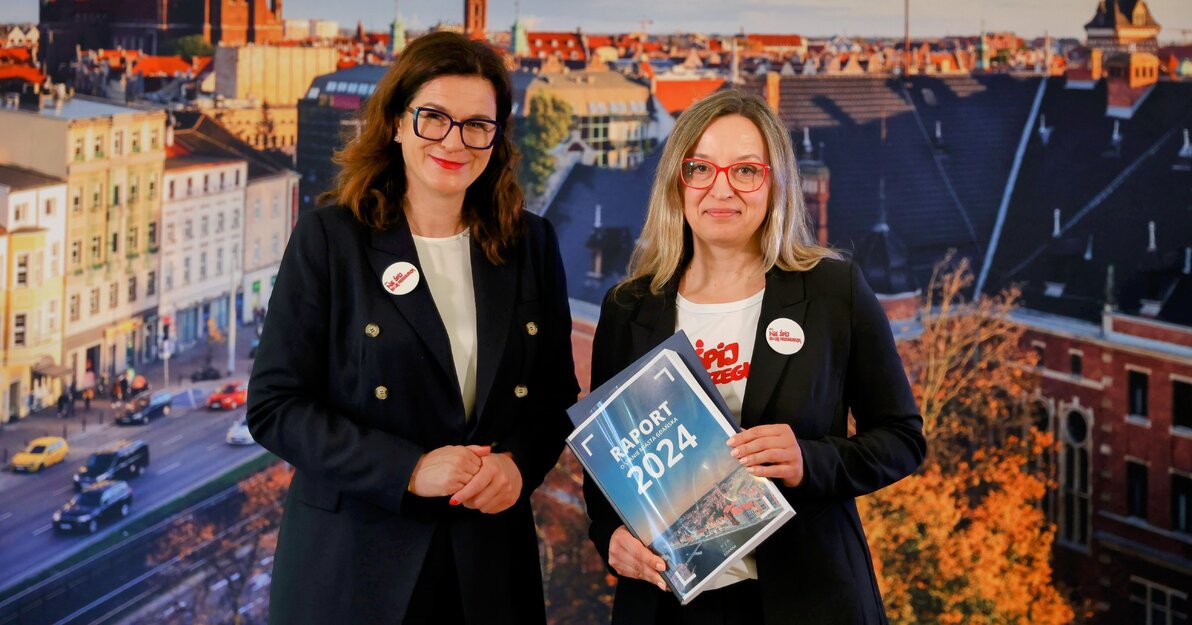 Aleksandra Dulkiewicz i Agnieszka Owczarczak z Raportem o stanie miasta za 2024 rok. Fot. Dominik Paszliński
