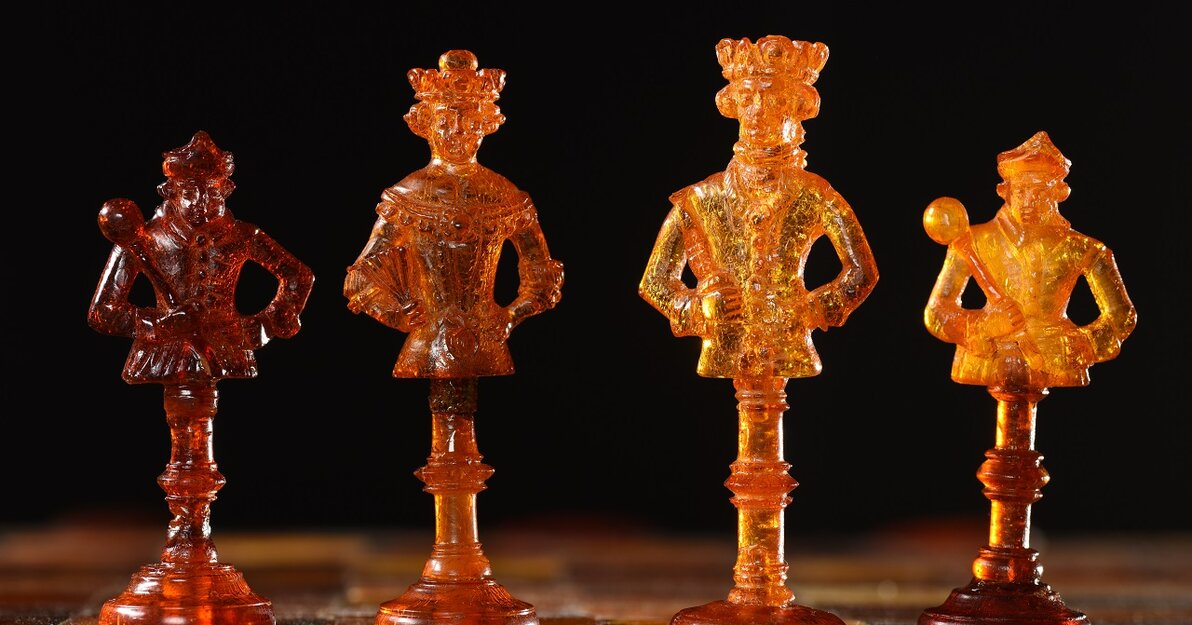 Bursztynowe figurki szachowe, Michael Redlin, Gdańsk 1600-1700,  fot  M  K  Szczerek, mat  MG