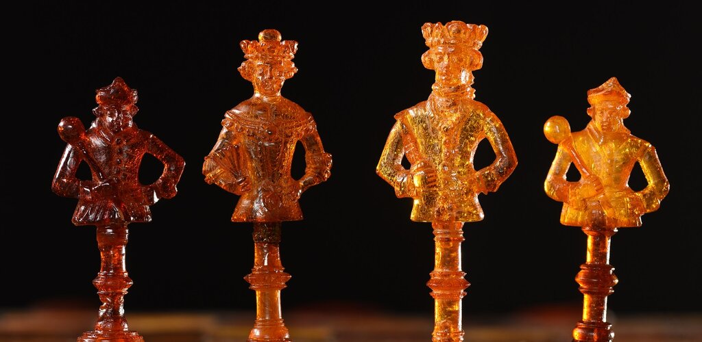 Bursztynowe figurki szachowe, Michael Redlin, Gdańsk 1600-1700,  fot  M  K  Szczerek, mat  MG