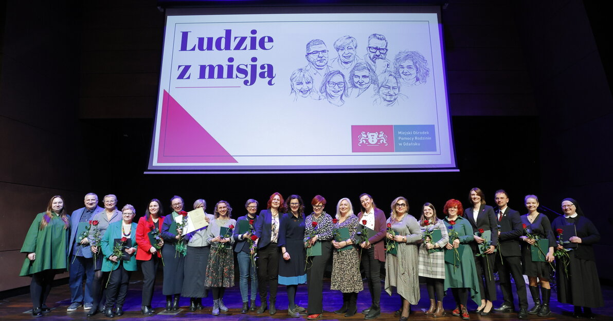 Wszyscy nominowani i laureaci Ludzi z misją 2025 r  oraz m in  prez  Aleksandra Dulkiewicz, fot  Grz