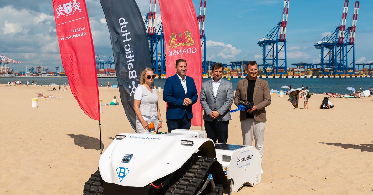 Autonomiczny robot sprzatający na Stogach, fot. Rafał Kucharek/gdansk.pl 