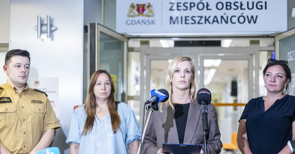 Pożar kamienicy przy ul  Hallera - briefing prasowy, fot  P Wittman, www gdansk pl (1)