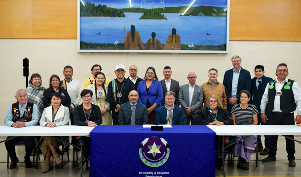 El Grupo de Pueblos Indígenas Atikameksheng Anishnawbek y KGHM INTERNATIONAL LTD. han firmado un acuerdo (en inglés: Impact and Benefit Agreement, IBA) relativo a la mina Victoria