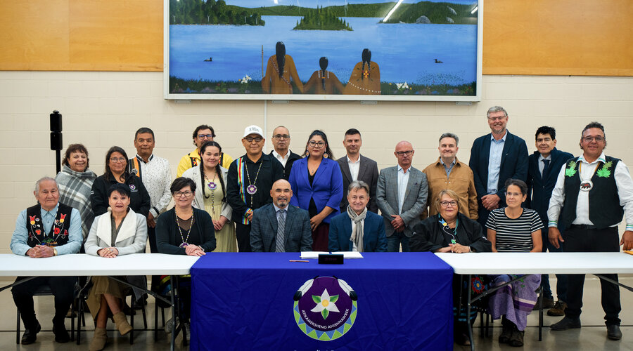 El Grupo de Pueblos Indígenas Atikameksheng Anishnawbek y KGHM INTERNATIONAL LTD. han firmado un acuerdo (en inglés: Impact and Benefit Agreement, IBA) relativo a la mina Victoria