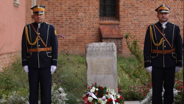 Od lat 17 września o godz. 11.15, zaraz po wybrzmieniu hejnału warszawskiego, dyrekcja Zamku Królewskiego w Warszawie w towarzystwie reprezentacji pracowników instytucji składa kwiaty przy obelisku upamiętniającym Kazimierza Brokla – kustosza poległego w bohaterskiej akcji ratowania dzieł sztuki w czasie ostrzału Zamku przez niemiecką artylerię i lotnictwo tego dnia 1939 roku