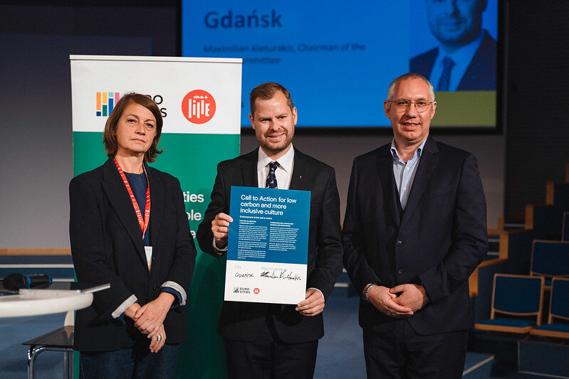 Maximilian Kieturaskis, przewodniczący Komisji Kultury w RMG podpisuje Deklarację z Lillle, mat pras
