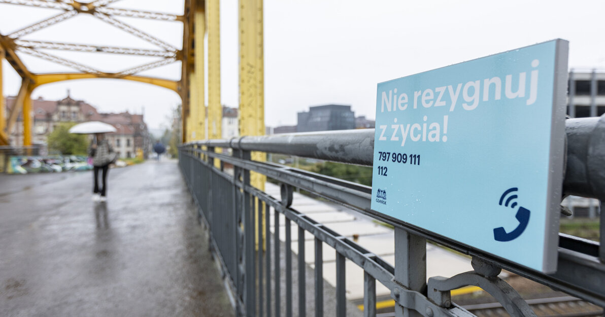 „Nie rezygnuj z życia” – tabliczki ze wsparciem na 30 gdańskich mostach, fot  Piotr Wittman, gdansk 