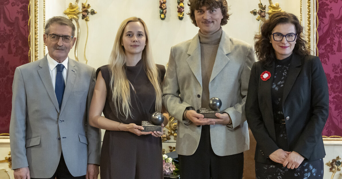 Od lewej stoją: prof. Jerzy Błażejowski, laureaci nagrody: dr Sylwia Klińska-Bąchor i mgr Jurand Sobiecki oraz Aleksandra Dulkiewicz, prezydent Gdańska. 