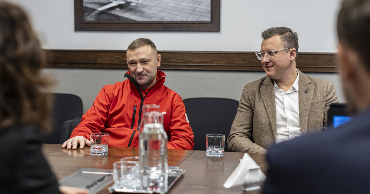 Jacek Naumczuk, ratownik wodny GOS z dyrektorem Kamilem Koniuszewskim, fot. Piotr Wittman