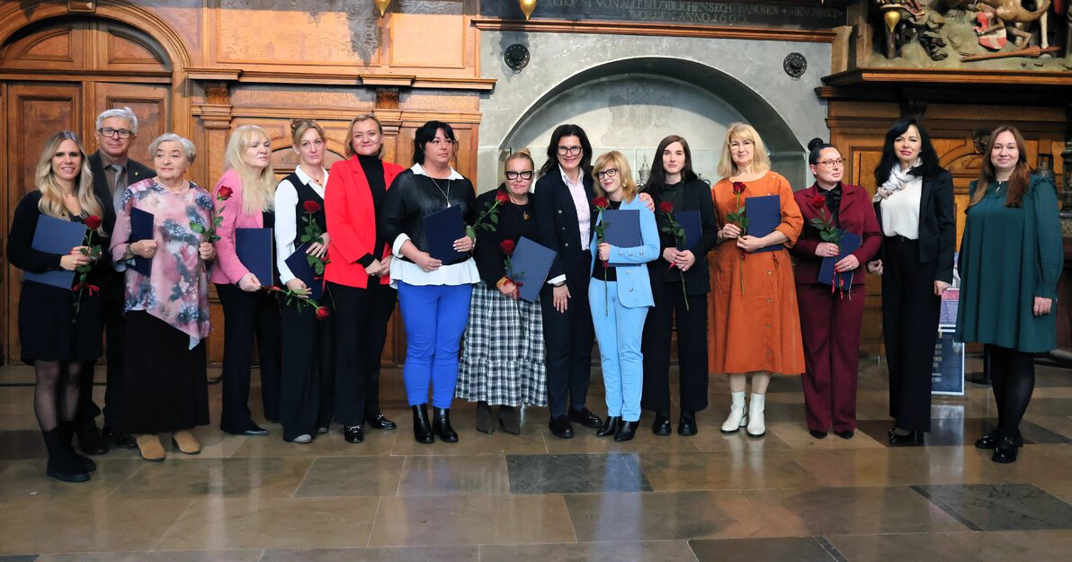 Wyróżnione i nagrodzone opiekunki w ramach Złotej Malwy 2025 r  oraz m in  prezydent Gdańska i wicew