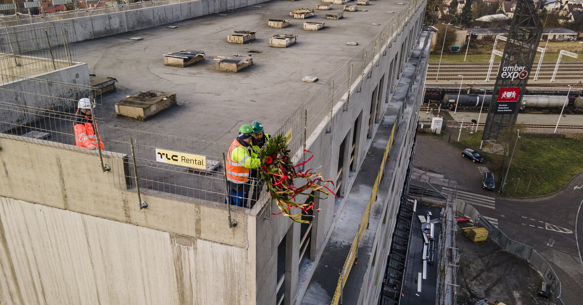 Zawieszenie wiechy na hotelu AMBEREXPO G. Mehring gdansk.pl