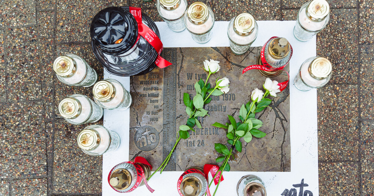Zapalenie zniczy w miejscach śmierci ofiar Grudnia ’70, fot  Dominik Paszliński