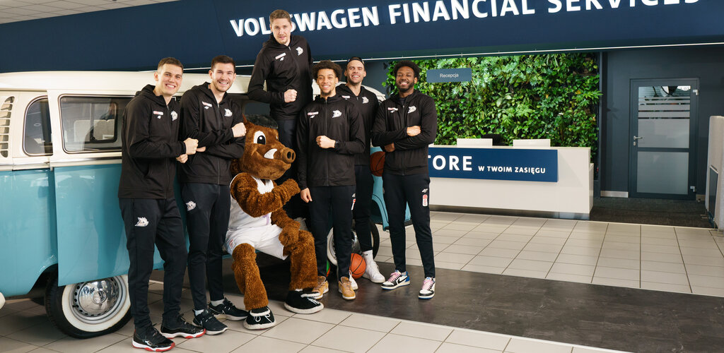 Gokart, łazik, nowa flota i sportowe emocje – Volkswagen Financial Services i Dziki Warszawa wracają do gry w wielkim stylu