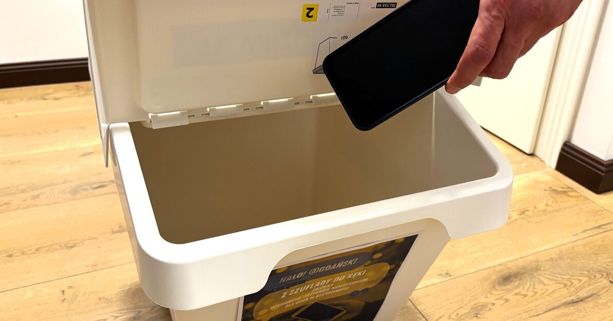 Niepotrzebny telefon wrzuć do pojemnika akcji Z szuflady do ręki, fot  TPBA Koło Gdańskie