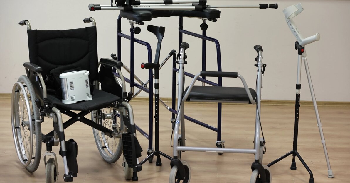 Wyposażenie wypożyczalni sprzętu rehabilitacyjnego: wózek inwalidzki, chodzik, laska trójnożna