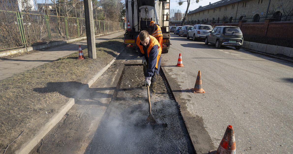 Łatanie ubytków na gorąco na ul. Wałowej, fot. Piotr Wittman/ gdansk.pl 