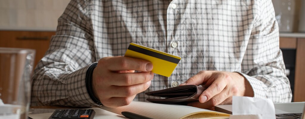 Millenialsi napędzają popyt, a Zetki nie wierzą w technologię elektryczną. Jak wygląda zakup samochodu w 2026?