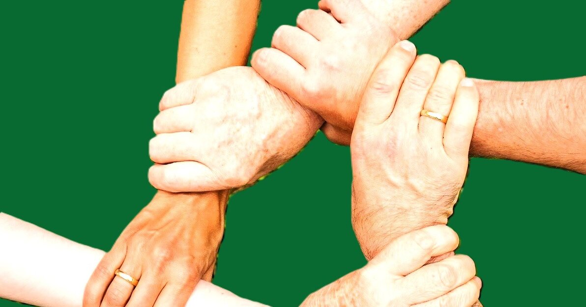 Splecione ręce w geście wsparcia i współpracy, ilustracyjna fot  z Pixabay