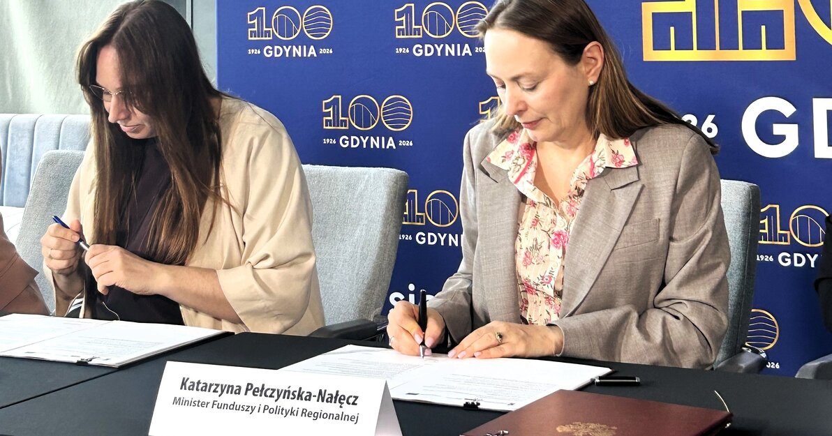 Gotowi na dorosłość podpisanie umowy o dofinansowanie projektu, fot  Marcin Męczykowski z MOPR