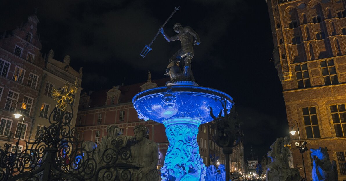 Podświetlona na niebiesko Fontanna Neptuna
