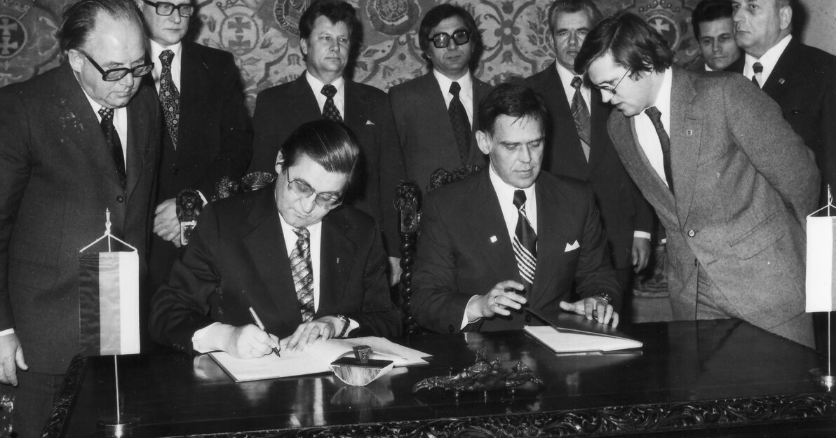 Burmistrz Hans Koschnick (po lewej) i prezydent miasta Andrzej Kaznowski (po prawej) podpisują umowę o współpracy Brema-Gdańsk