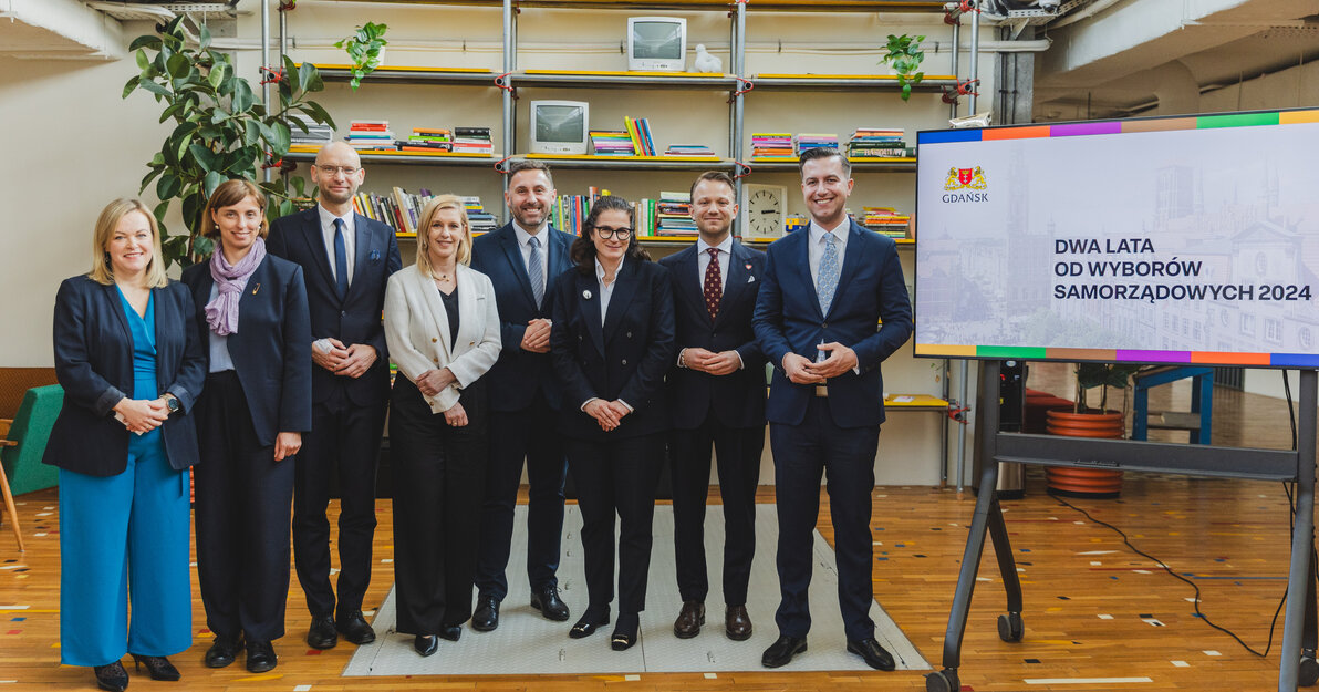 Od lewej stoją: Katarzyna Czerniewska, Monika Chabior, Piotr Kryszewski, Emilia Lodzińska, Piotr Borawski, Aleksandra Dulkiewicz, Mateusz Skarbek, Cezary Śpiewak-Dowbór