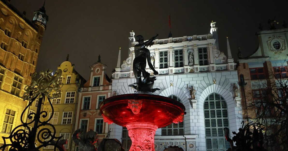 Neptun podświetlony na czerwono, fot. G.Mehring, www.gdansk.pl