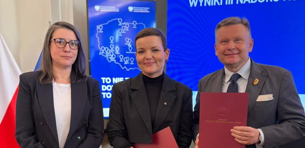 Uroczystość wręczania decyzji o dofinansowaniu w ramach programu FEnIKS. Od prawej Kinga Krause (MG), Marta Cienkowska - Ministra Kultury i Dziedzictwa Narodowego oraz Waldemar Ossowski, dyrektor Muzeum Gdańska. 