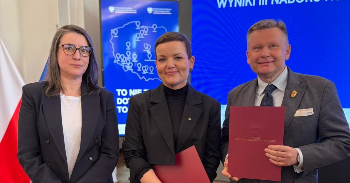 Uroczystość wręczania decyzji o dofinansowaniu w ramach programu FEnIKS. Od prawej Kinga Krause (MG), Marta Cienkowska - Ministra Kultury i Dziedzictwa Narodowego oraz Waldemar Ossowski, dyrektor Muzeum Gdańska. 