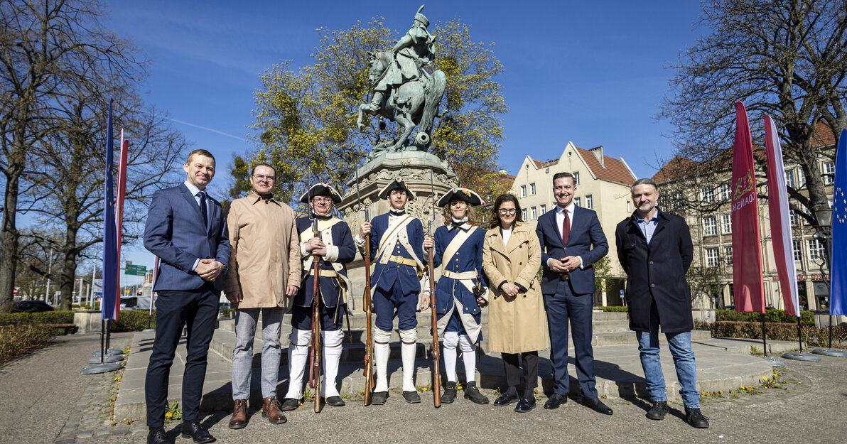 Majowe obchody patriotyczne w Gdańsku - briefing, fot  Piotr Wittman, www gdansk pl (1)