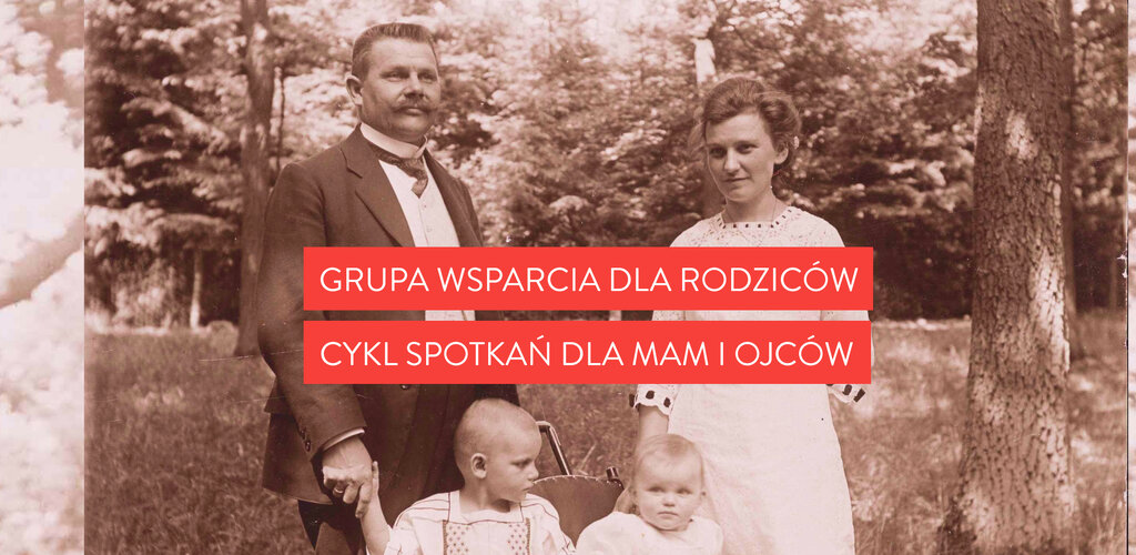 Czarno-białe zdjęcie rodziny z przełomu XIX i XX wieku - matki, ojca i dwójki dzieci.
