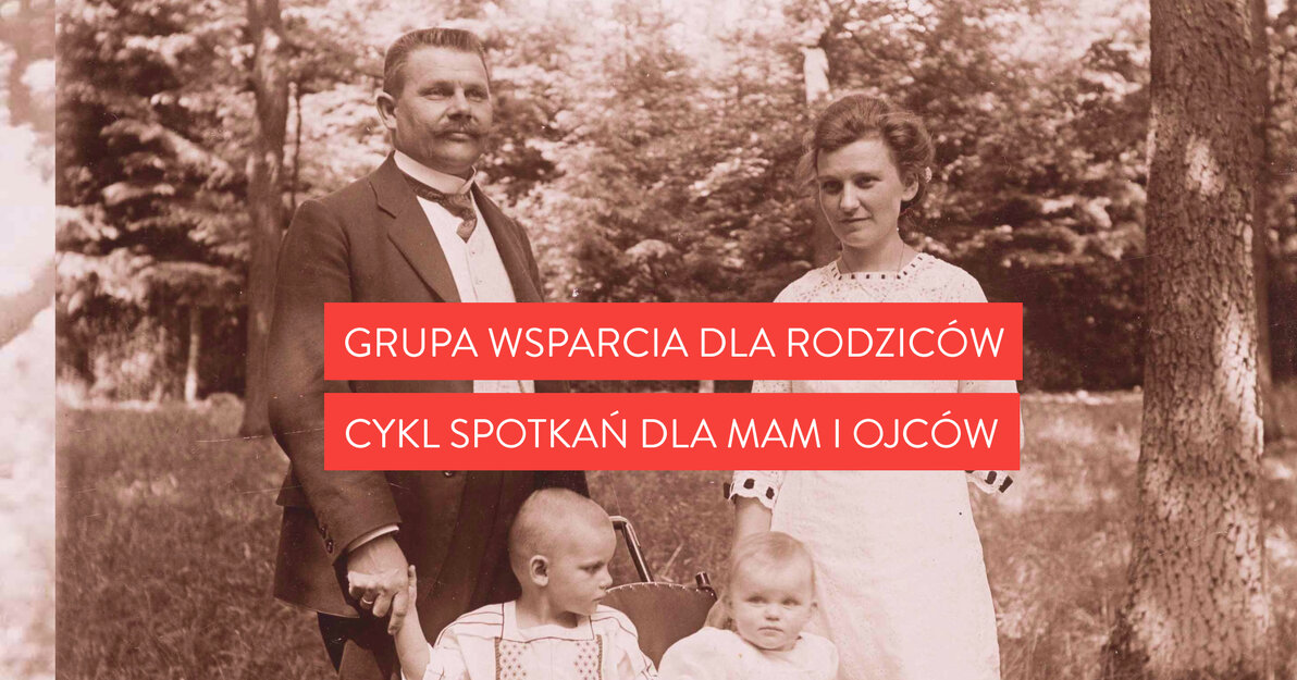 Czarno-białe zdjęcie rodziny z przełomu XIX i XX wieku - matki, ojca i dwójki dzieci.