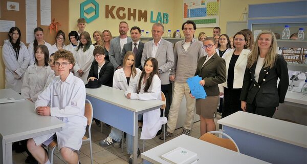 W Bolesławcu rusza KGHM LAB. Nowa pracownia chemiczno-fizyczna dla uczniów I LO od Polskiej Miedzi