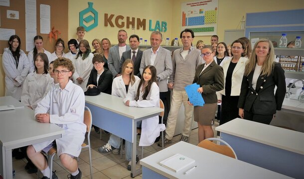 W Bolesławcu rusza KGHM LAB. Nowa pracownia chemiczno-fizyczna dla uczniów I LO od Polskiej Miedzi