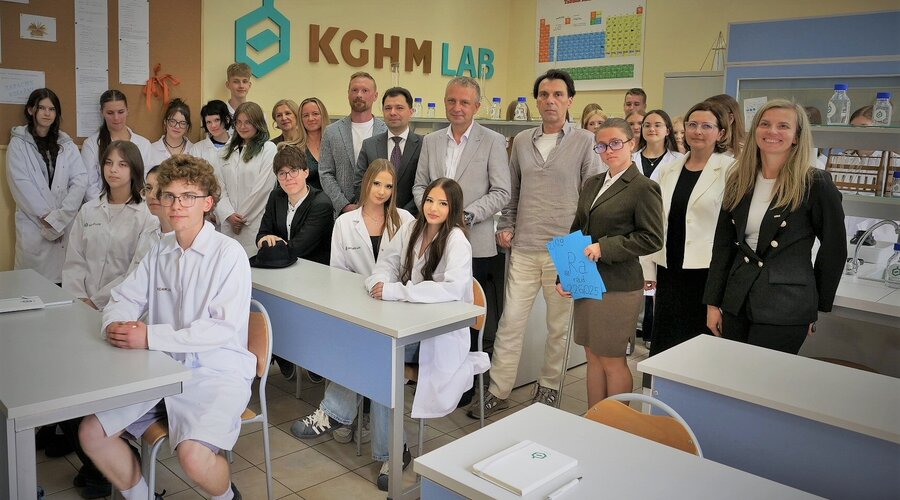 W Bolesławcu rusza KGHM LAB. Nowa pracownia chemiczno-fizyczna dla uczniów I LO od Polskiej Miedzi