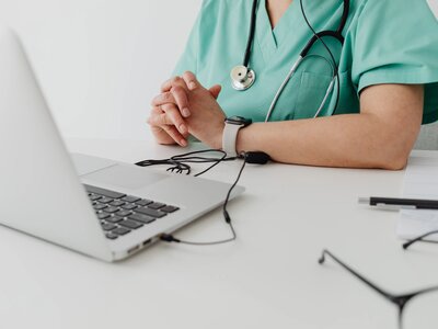 Lekarz w zasięgu telefonu, czyli jak ubezpieczeni dbają o zdrowie na urlopie