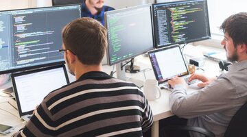 Kultura open source sposobem na zatrzymanie talentów_źródło Canva 