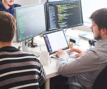 Kultura open source sposobem na zatrzymanie talentów_źródło Canva 