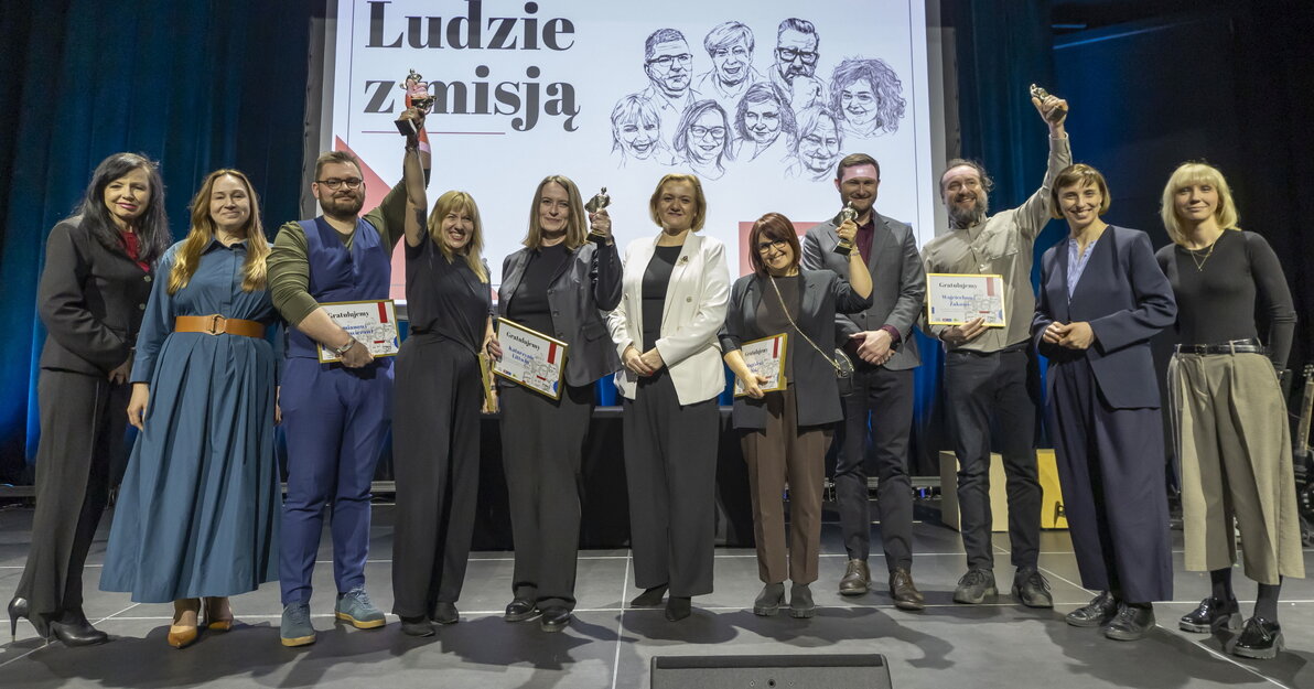 Laureatki i laureaci Nagrody Ludzie z Misją 2026 r  dla NGO oraz włodarze miasta, wicewojewoda pomorska i dyrektorka MOPR, fot  Grzegorz Mehring, 