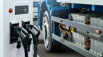 Diesel nadal napędza europejski transport_źródło Canva 