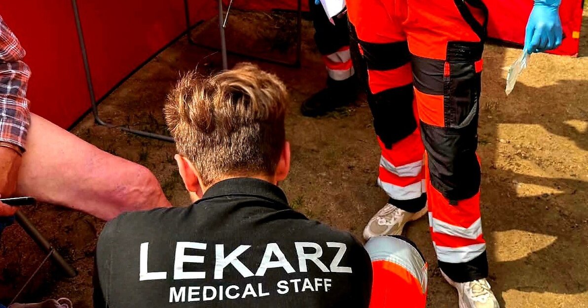 Załoga ambulansu ratunkowo-sanitarnego Stowarzyszenia ADIUTARE udziela medycznej pomocy osobie w bezdomności - fot  materiał Stowarzyszenia Na Rze