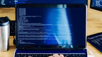 Nie wszystkie firmy IT chcą, by kod pisała sztuczna inteligencja_źródło Canva 