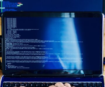Nie wszystkie firmy IT chcą, by kod pisała sztuczna inteligencja_źródło Canva 