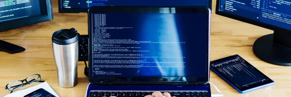 Nie wszystkie firmy IT chcą, by kod pisała sztuczna inteligencja_źródło Canva 
