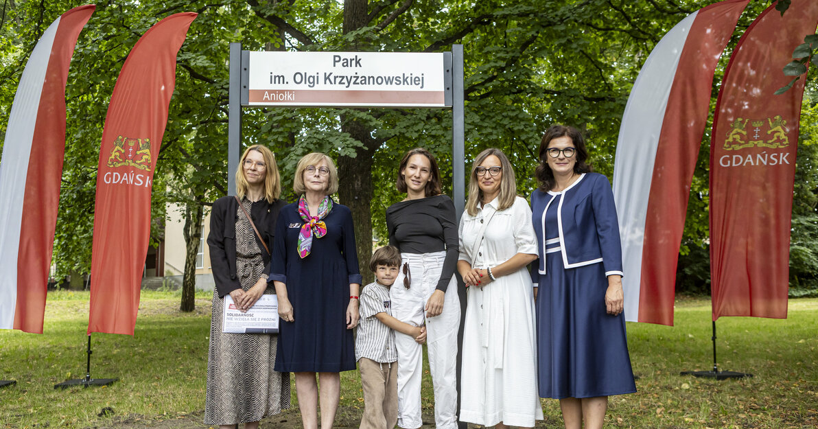 odsłonięcie tablicy w parku przy ul. Traugutta z udziałem premier Hanny Suchockiej