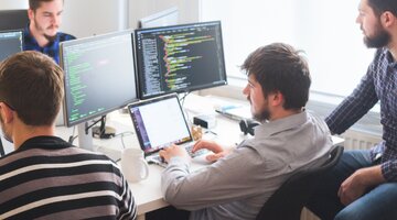 Firmy niezadowolone z efektów analiz AI_źródło Canva
